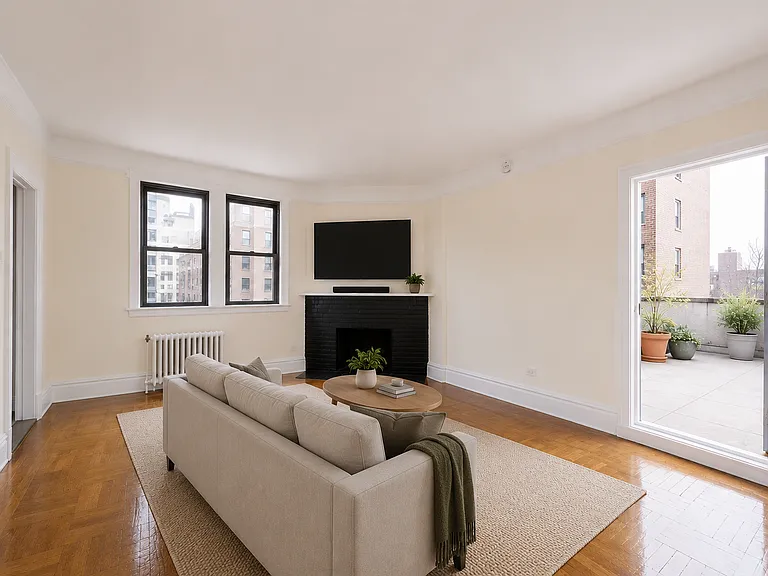 237 E 20th St #PHB — Photo 2