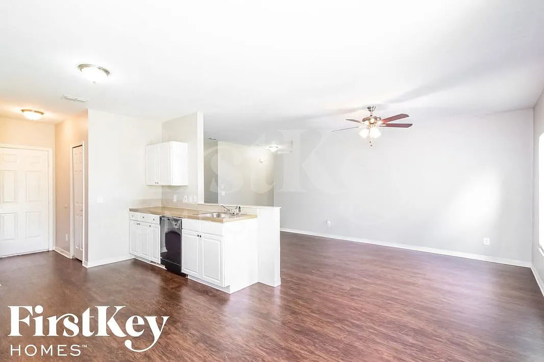 4 bed, 2.0 bath, 1400 sqft, $2,165 — Photo 4
