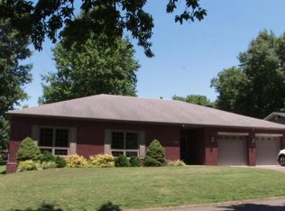 913 E Clark Trl, Herrin, IL 62948