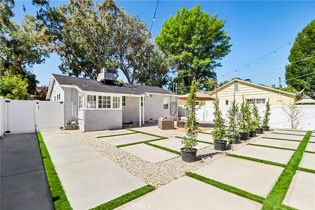 2 bed, 1046 sqft, $3,800 — Photo 3
