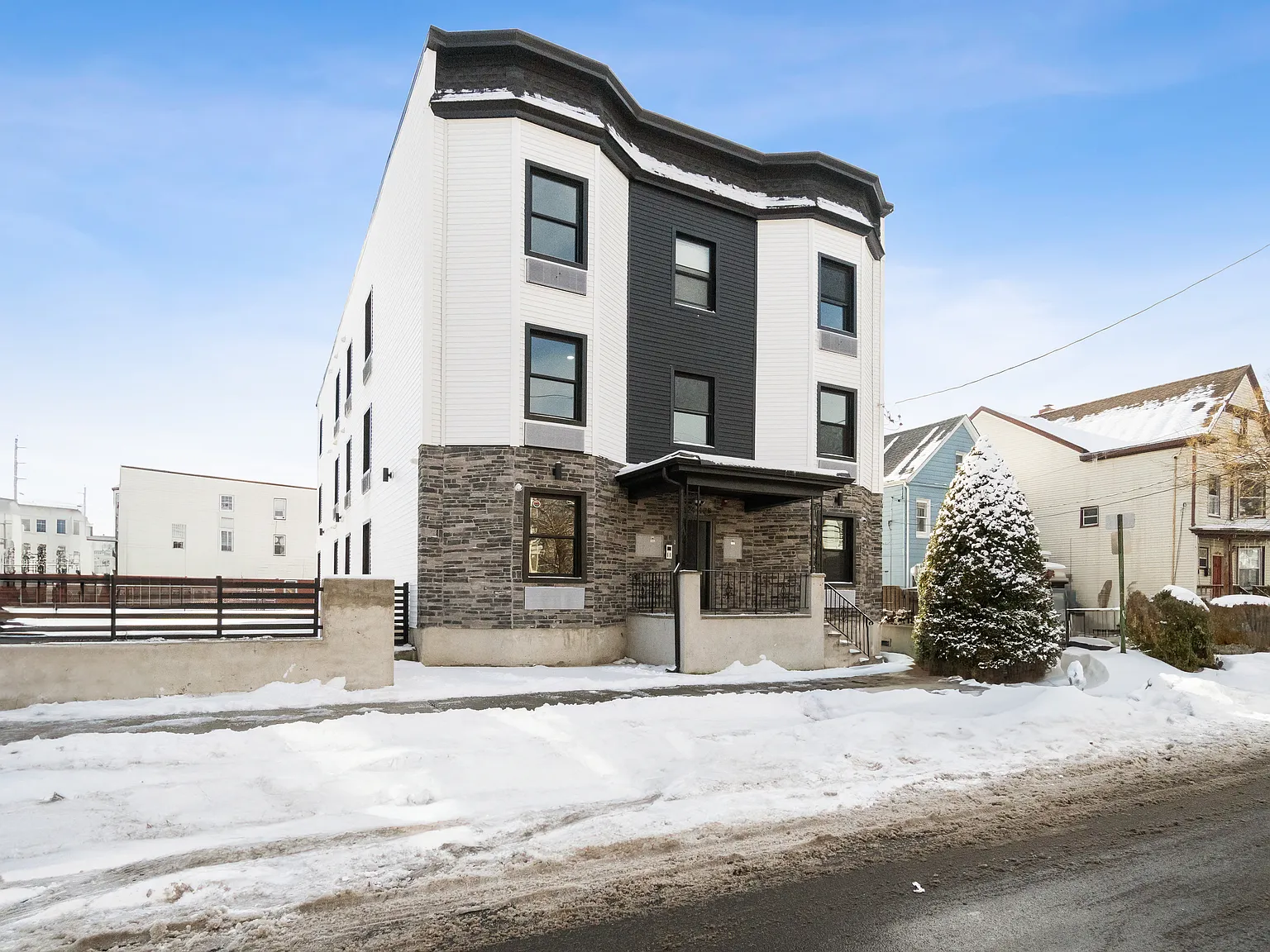3 bed, $2,200 — Photo 2