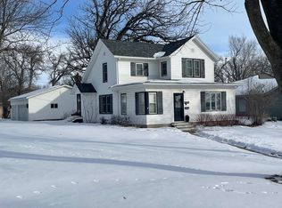 512 11th St, Spirit Lake, IA 51360