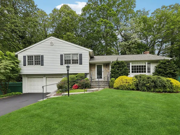 56 Rolling Way, New Rochelle, NY 10804