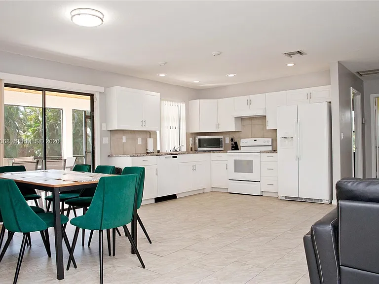 722 SE Thanksgiving Ave — Photo 4