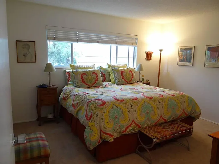Main bedroom w/wood blinds