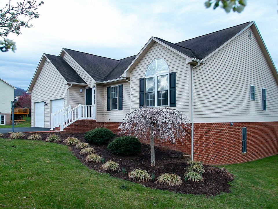 1st image of 409 Brookfield Ln