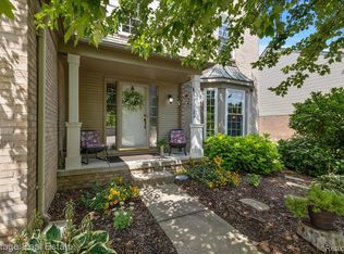 2841 Yosemite Dr, Lake Orion, MI 48360
