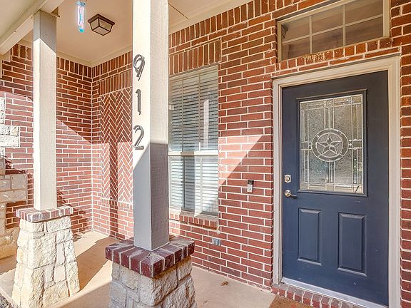 3rd image of 912 Robbins Way
