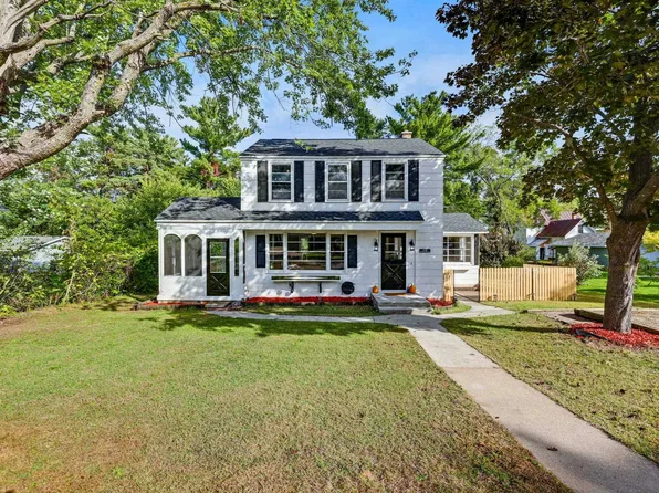 110 W Sumner St, Weyauwega, WI 54983