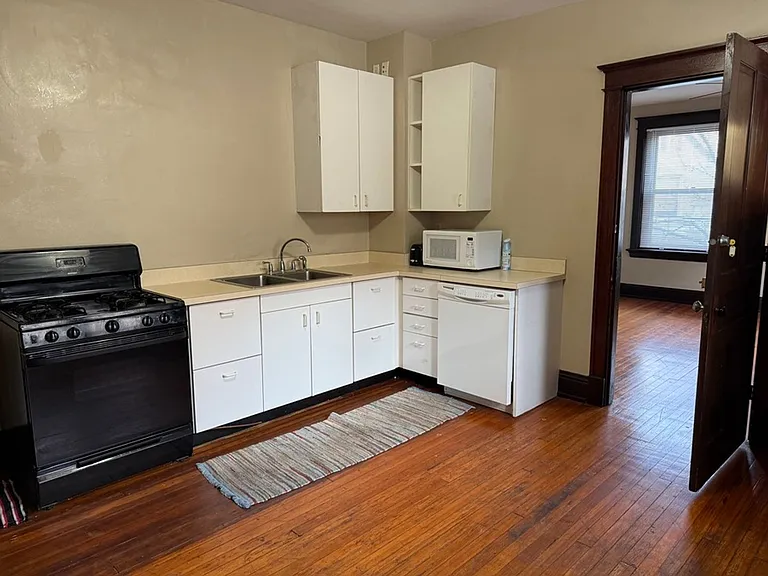2215 Victor St — Photo 9