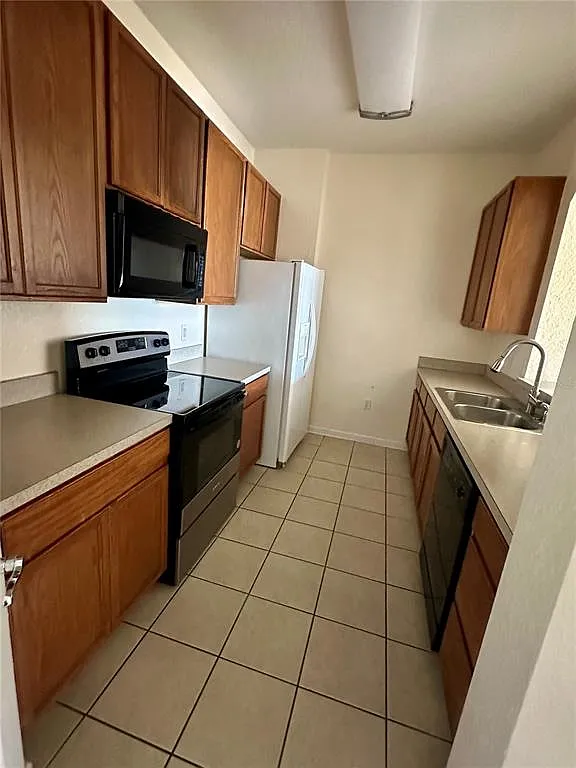 3 bed, 2.0 bath, 1412 sqft, $1,900 — Photo 4