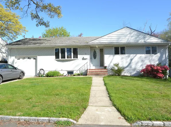 56 Jerome Street, Lindenhurst, NY 11757