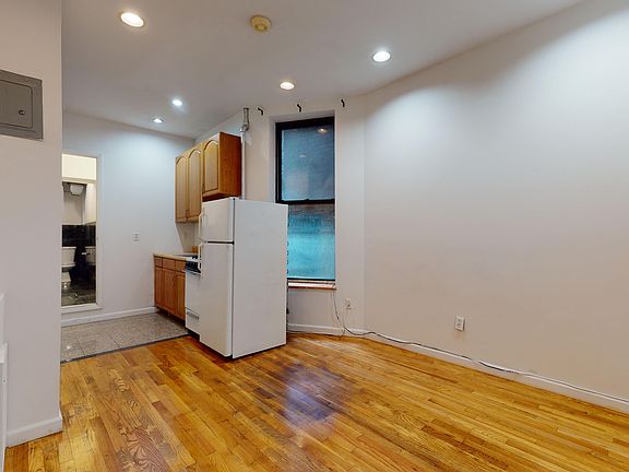 4th image of 214 E 10th St APT 3