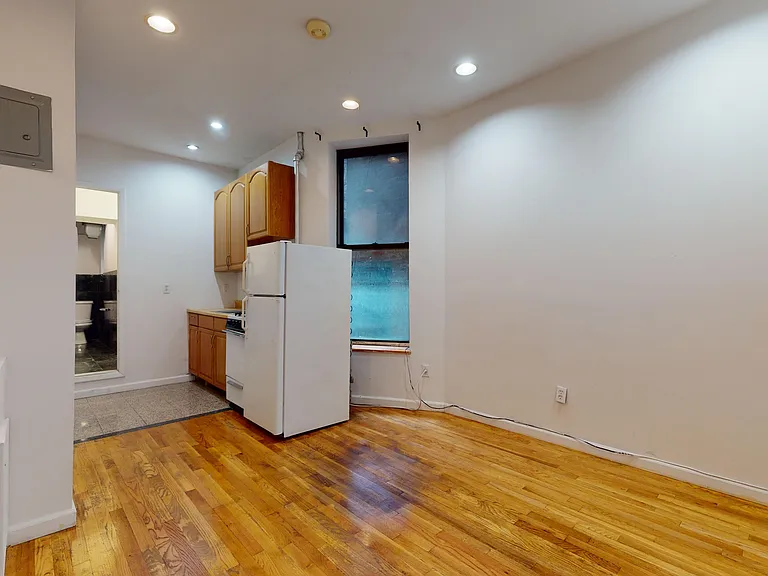 214 E 10th St #3 — Photo 4