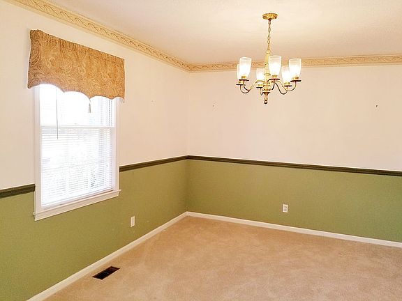 5th image of 2665 Hillcrest Ave