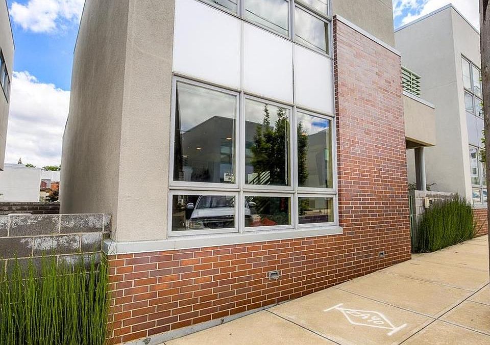 2nd image of 515 Oak St Unit 7