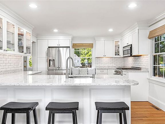 3rd image of 47 Meadowbrook Dr