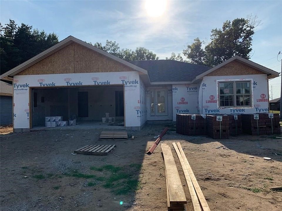 2nd image of 999 James Ave