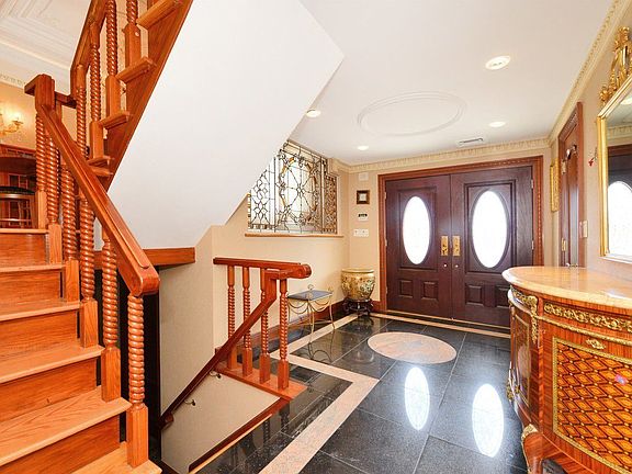 5th image of 130 Whitman Dr
