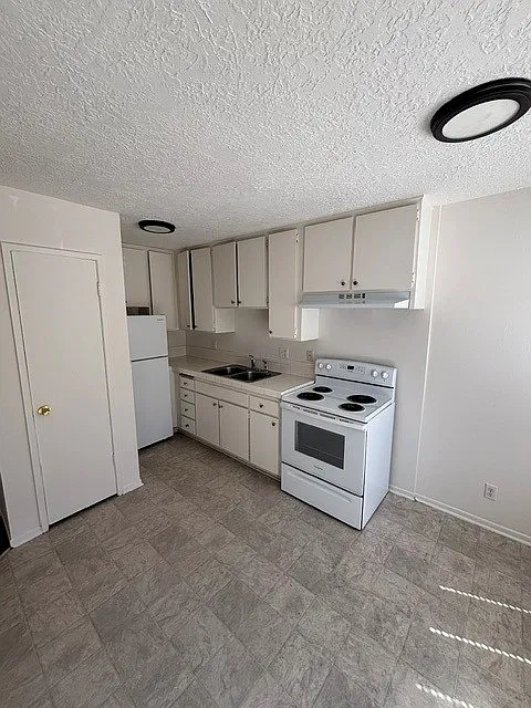 270 W Alamar Ave — Photo 2