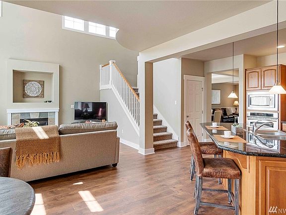 Great open-living concept for entertaining! 
