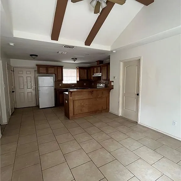 909 E Daffodil #D — Photo 2