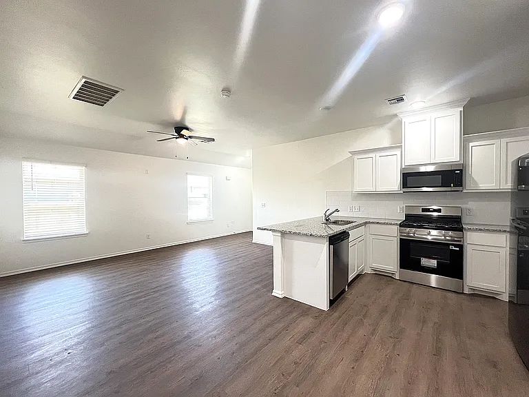10622 SW 17th Ct — Photo 4