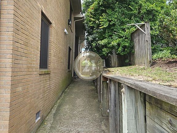 3rd image of 405 32nd St APT 203