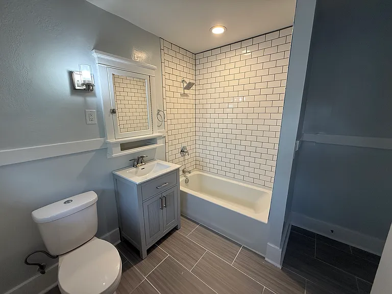 241 W 9th St #3 — Photo 3