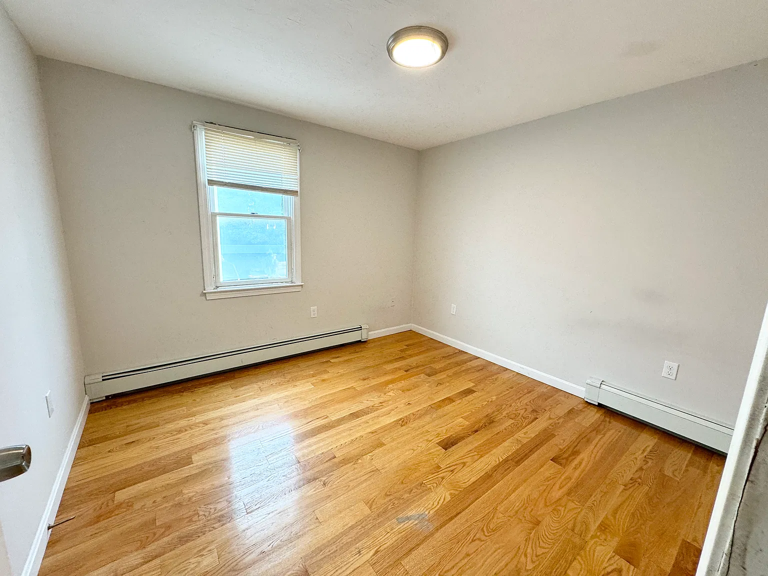 4 bed, 1.5 bath, 1500 sqft, $3,800 — Photo 4