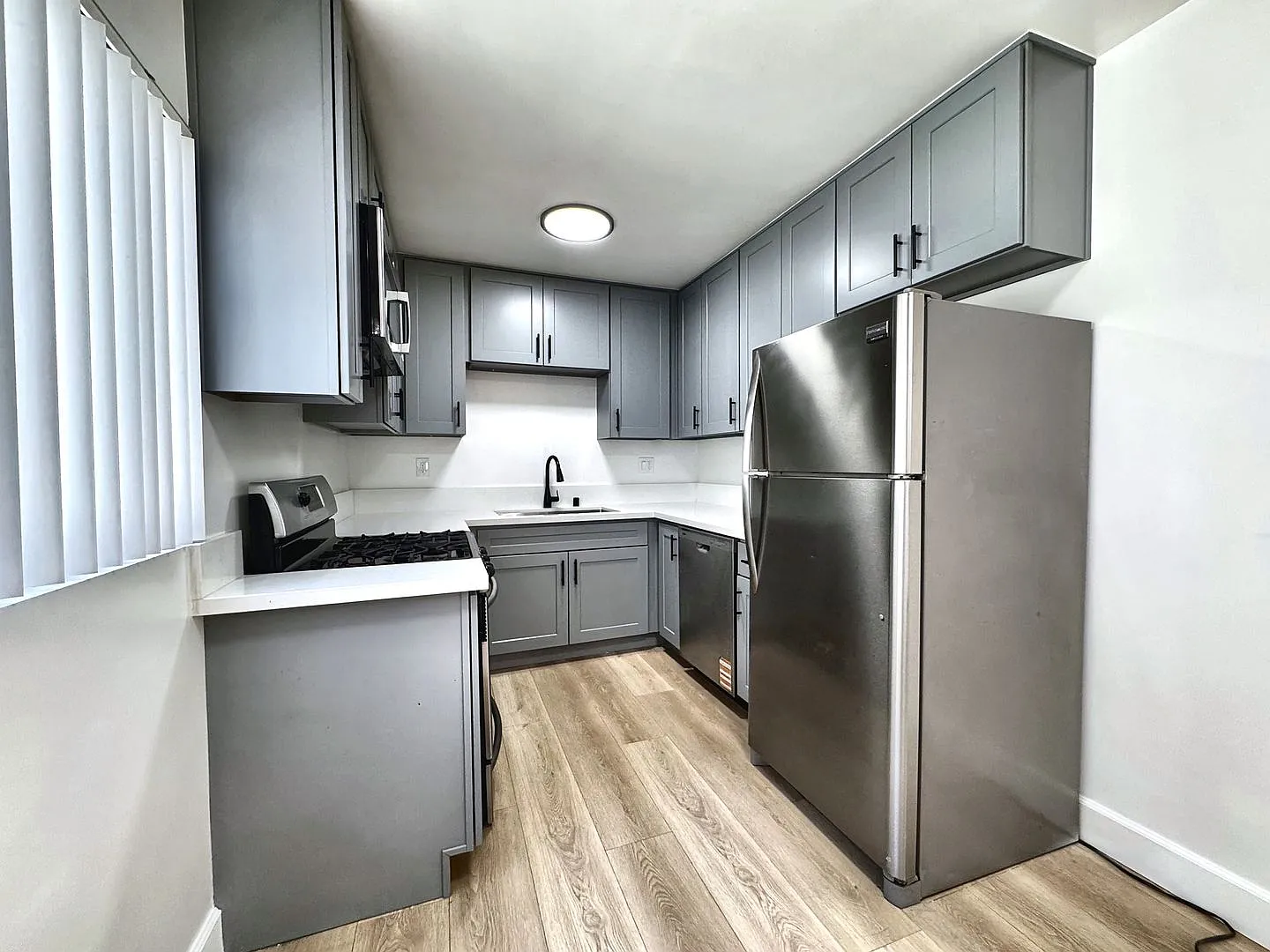840 w 52nd St — Photo 2