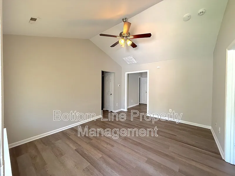 3 bed, 2.0 bath, 1006 sqft, $1,595 — Photo 2