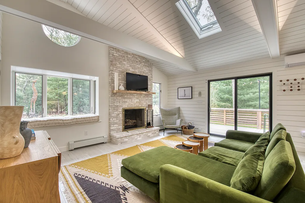 Springs Cottage | 3BR Home with Heated Pool | Rove Travel — Photo 3