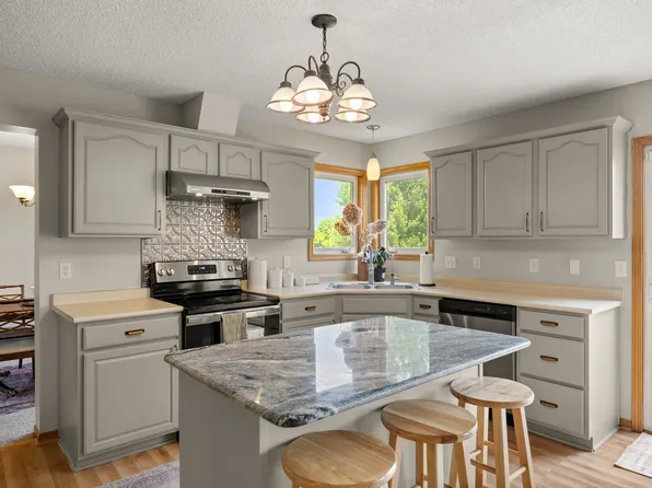 9217 Ridgeview Dr, Johnston, IA 50131