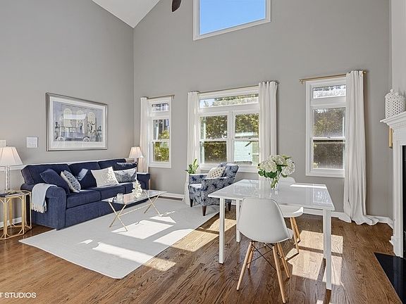 3rd image of 1102 N Marshfield Ave #3E