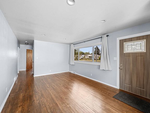 4th image of 2618 Macarthur Ave