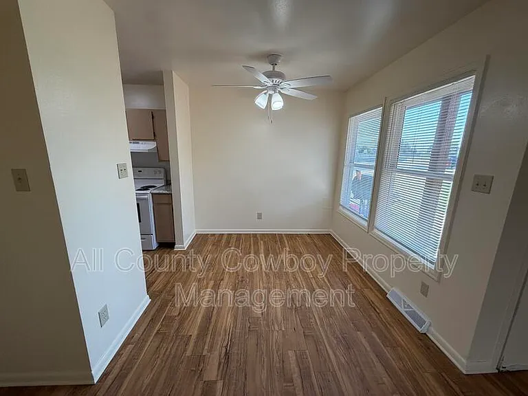 140 S Cribbon Ave — Photo 6