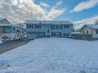 18 Tanners Ln, Rensselaer, NY 12144