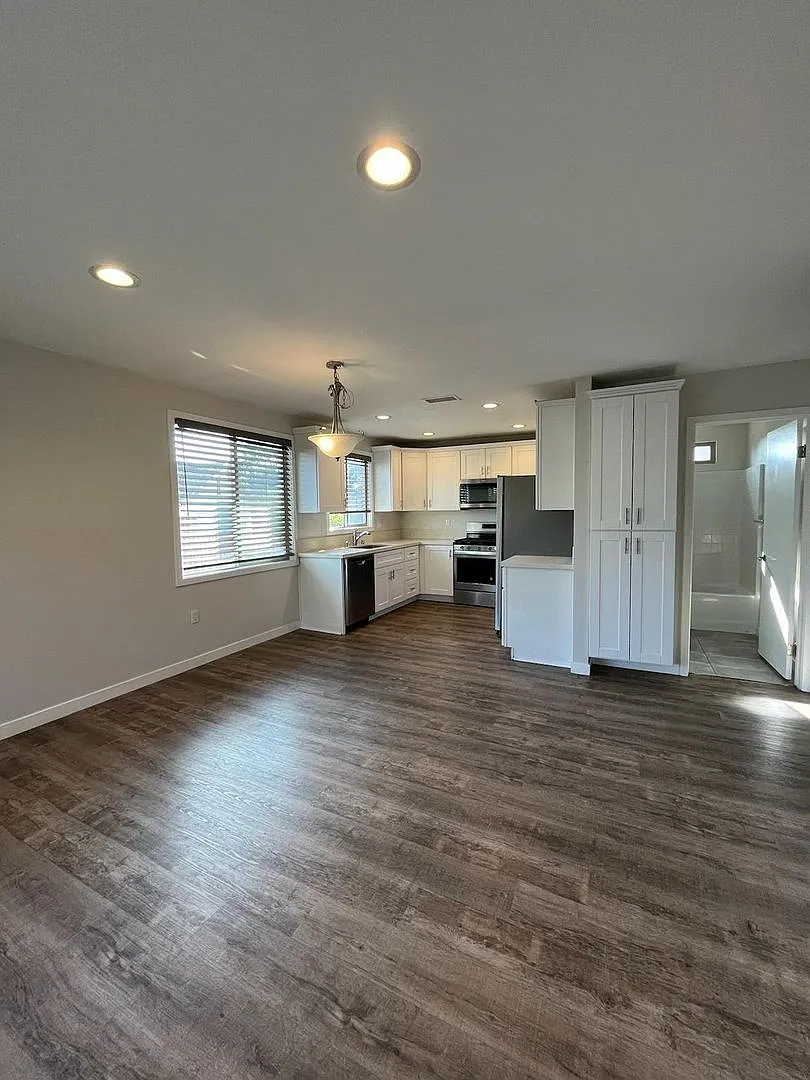 3 bed, 884 sqft, $3,245 — Photo 1
