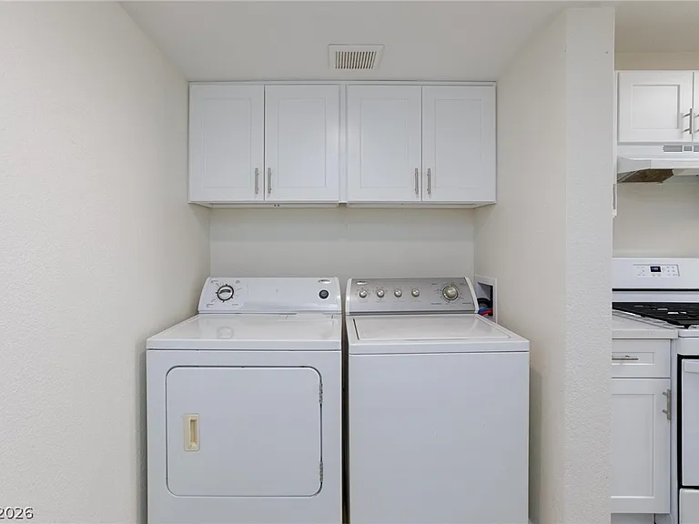 8048 W Rochelle Ave — Photo 15