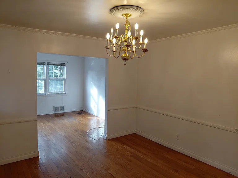 32 Locust Ave — Photo 5