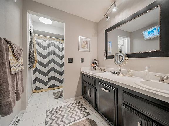 5th image of 32616 Surrey Ln