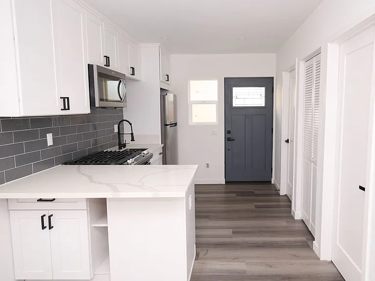19037 Sylvan St #19039 — Photo 3