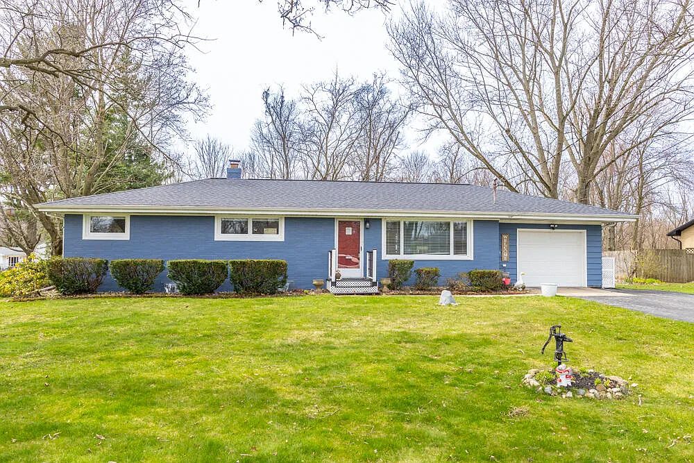 152 Country Club Dr photo 1