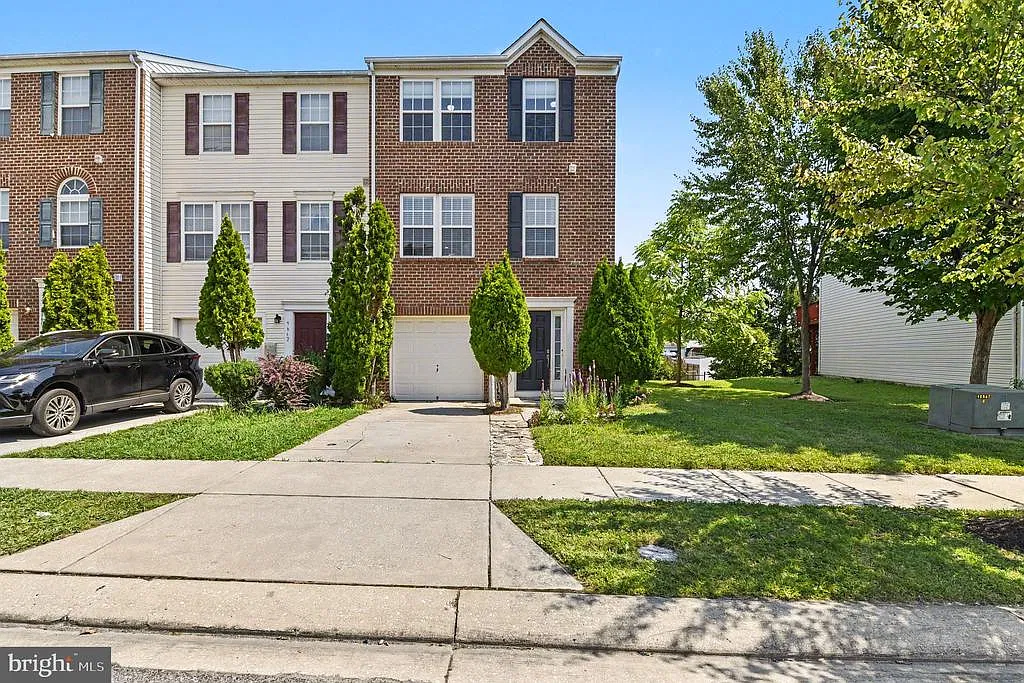 3 bed, 2.5 bath, 2056 sqft, $2,700 — Photo 1