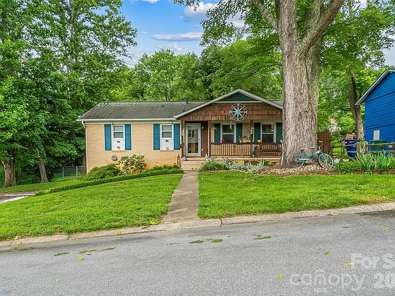 2nd image of 10 Oak Leaf Ln