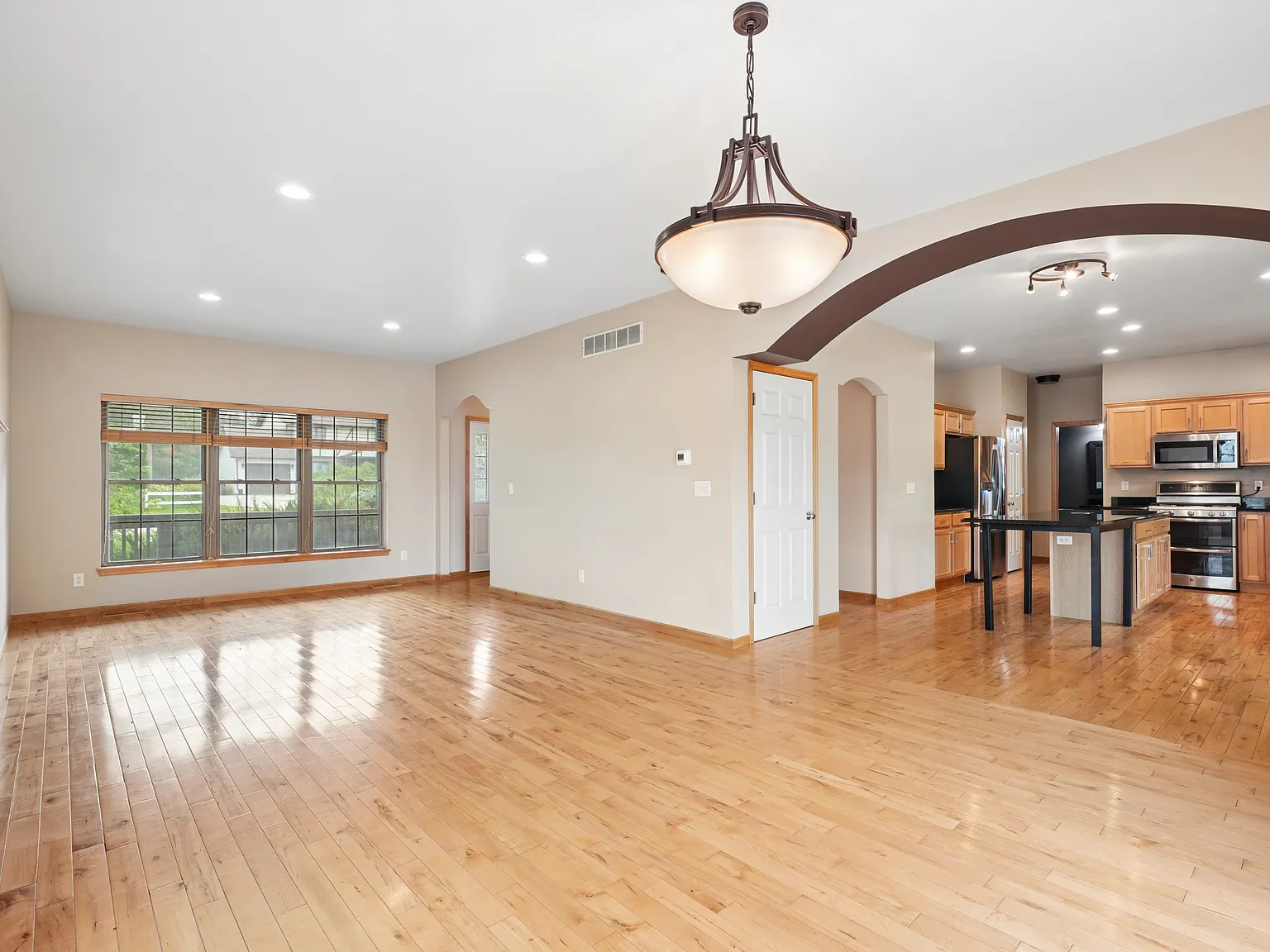 4 bed, 2727 sqft, $2,800 — Photo 2