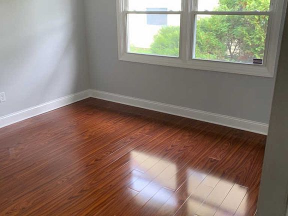 4th image of 39 Midfield Ln