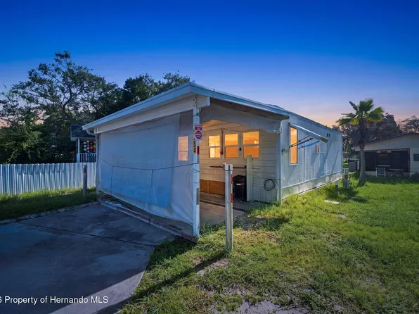 9454 Gray Fox Dr, Weeki Wachee, FL 34613