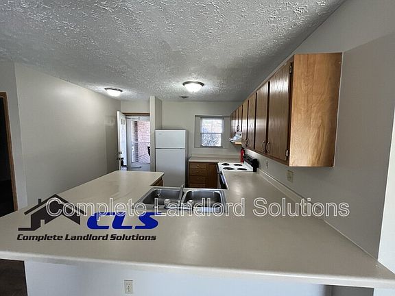 4th image of 563 Farrington St